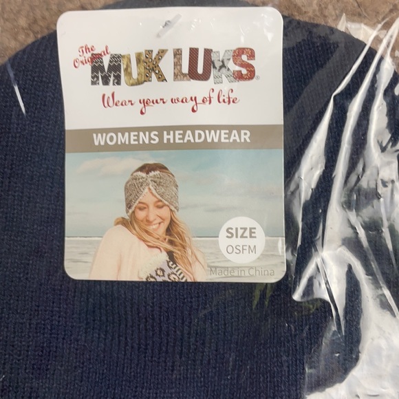 Women’s Muk Luks Cuff Beanie Set Dark Gray & Navy - Picture 5 of 5